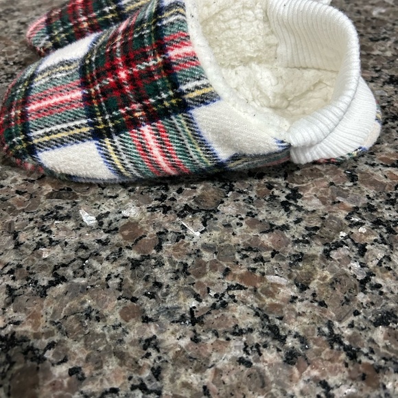 Kids size small (shoe size 1) plaid slipper socks, shearling lined from target - Picture 3 of 5